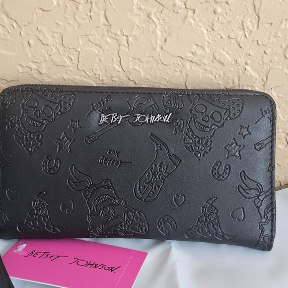 Betsey Johnson Black Embossed COWBOY SKULL Wristlet - Picture 4 of 5